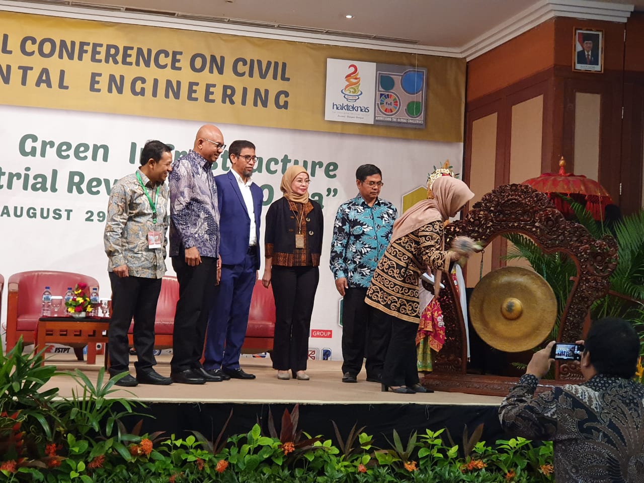 Teknik Sipil Dan Teknik Lingkungan Unhas Helat International Conference On Civil And Environmental Engineering Iccee 2019