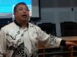 Dr. Ronny Adhikarya saat menyampaikan materi kuliah umum terkait Communipreneurs di Aula Prof. Syukur Abdullah FISIP Unhas, 15 April 2015