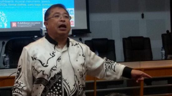 Dr. Ronny Adhikarya saat menyampaikan materi kuliah umum terkait Communipreneurs di Aula Prof. Syukur Abdullah FISIP Unhas, 15 April 2015